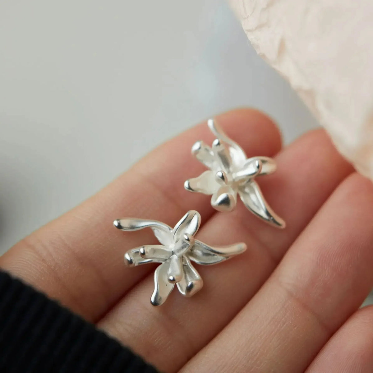 Korean Floral Hoop Cute Fashion Earrings for Women Alloy with Resin Inlay Japanese Style Suitable for Daily Wear and Weddings