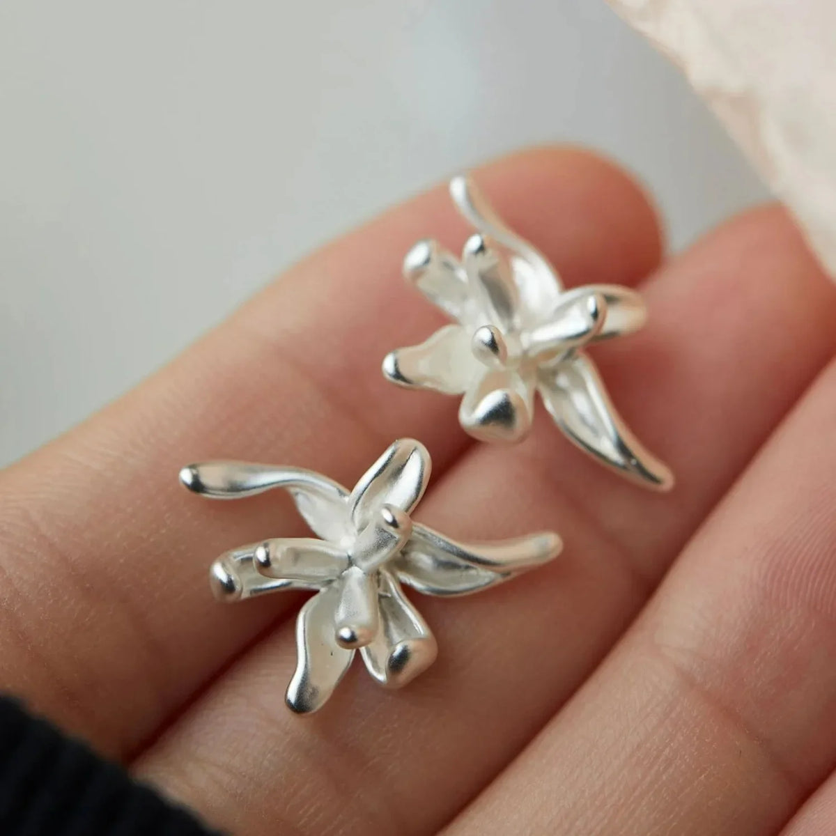 Korean Floral Hoop Cute Fashion Earrings for Women Alloy with Resin Inlay Japanese Style Suitable for Daily Wear and Weddings