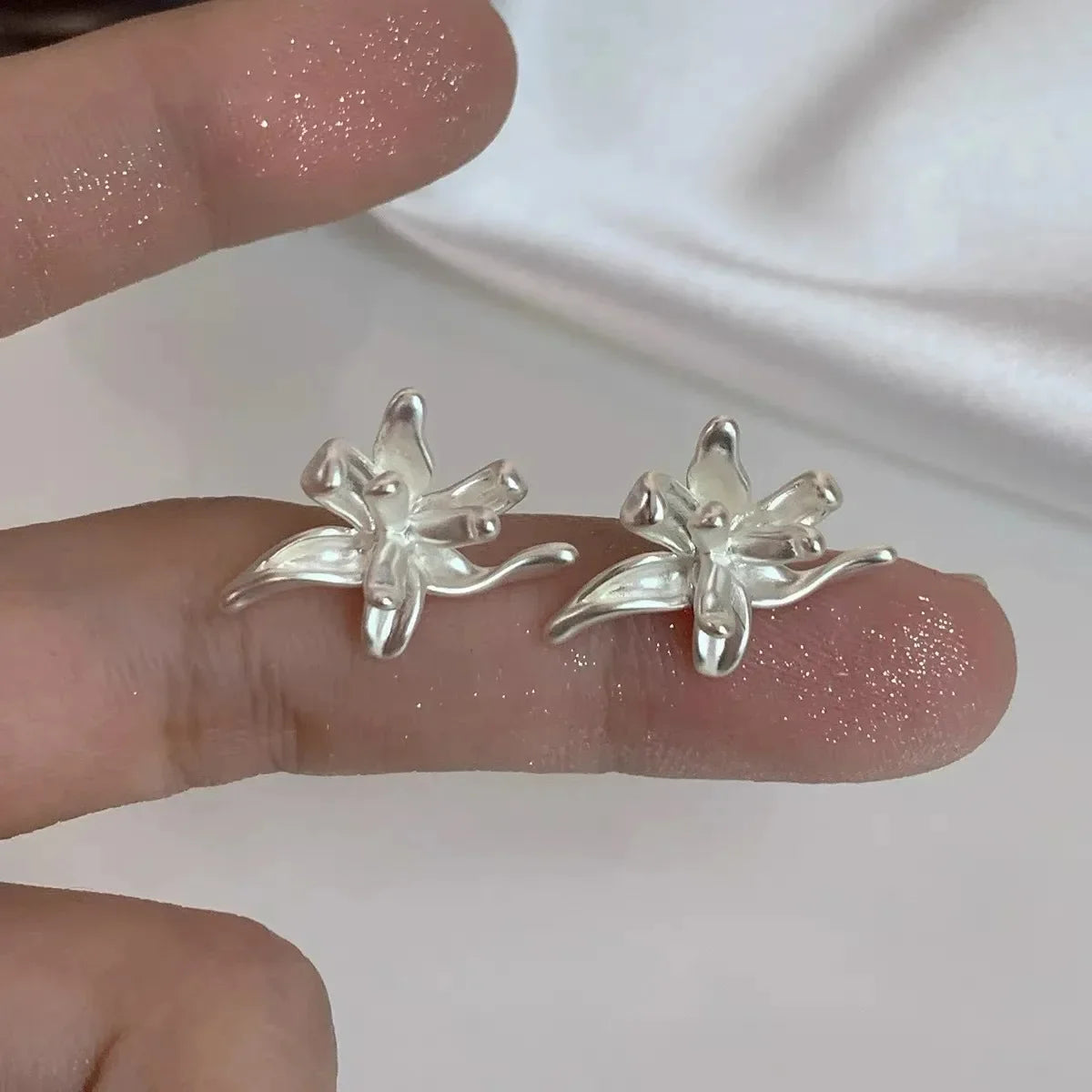 Korean Floral Hoop Cute Fashion Earrings for Women Alloy with Resin Inlay Japanese Style Suitable for Daily Wear and Weddings
